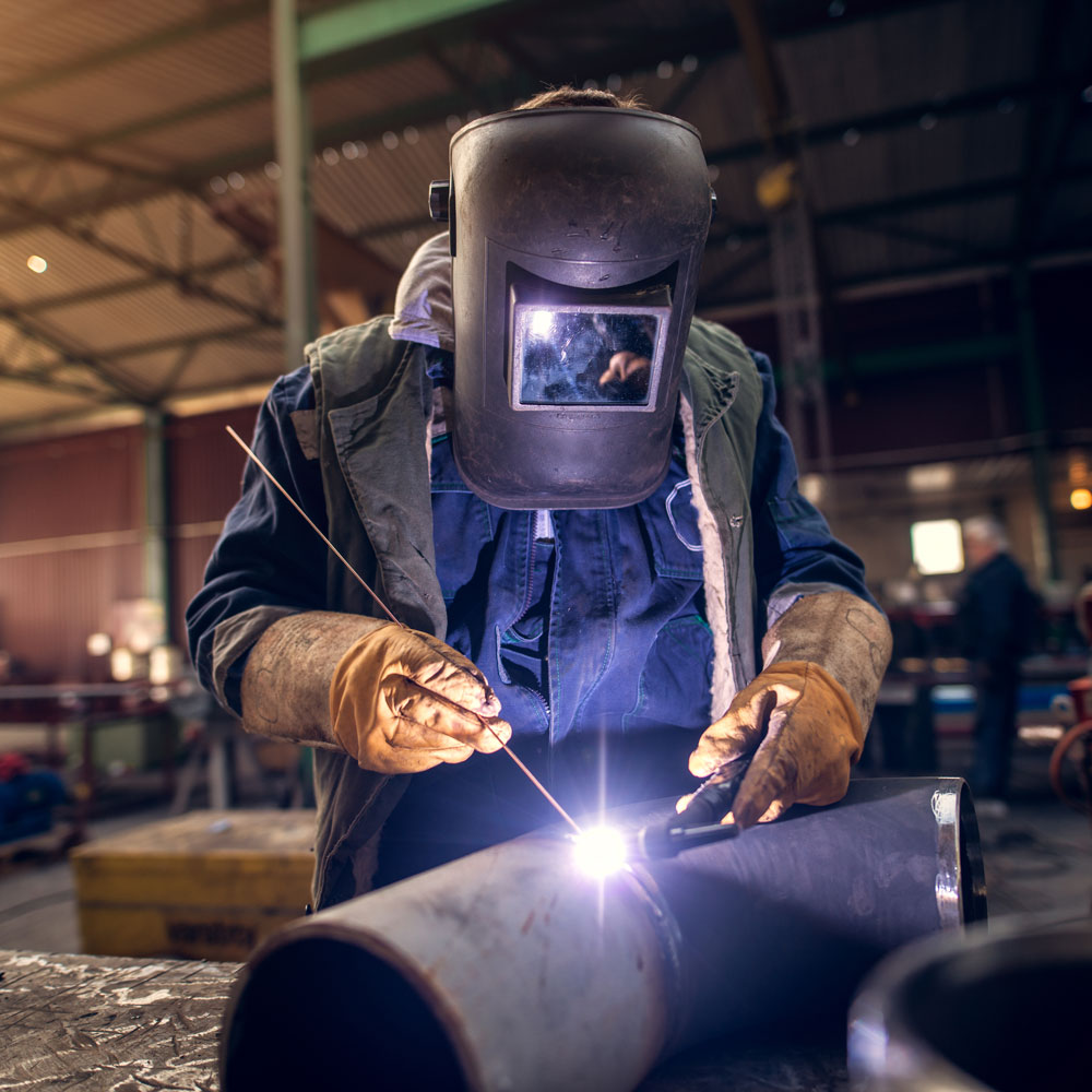 man_welding_pipe